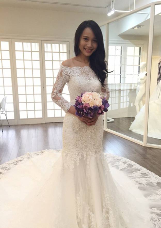 Trumpet/Mermaid Off-the-Shoulder 3/4 Sleeve Chapel Train Lace Wedding Dress With Appliqued Beading