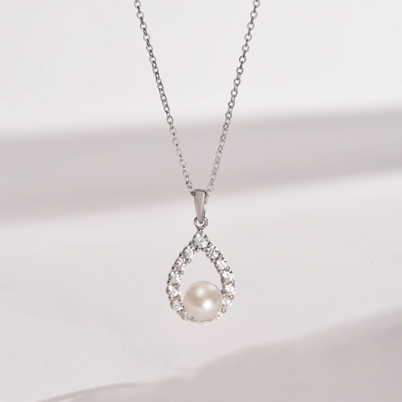 Vintage Female Imitation Pearls Necklace with Cubic Zirconia