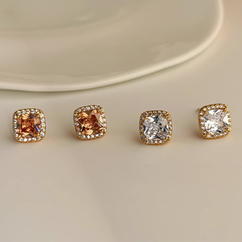 Simple doux femme carré alliage boucles d'oreilles avec zircone cubique