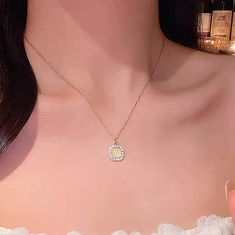 Elegant Vintage Ladies' Square Necklace with Rhinestone