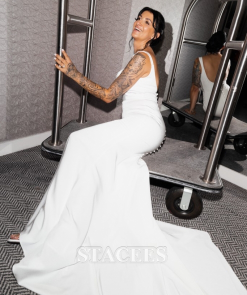 brides wedding dress surprised even the groom Wedding Robes For Brides Made From Mom's Wedding Dress main image 0